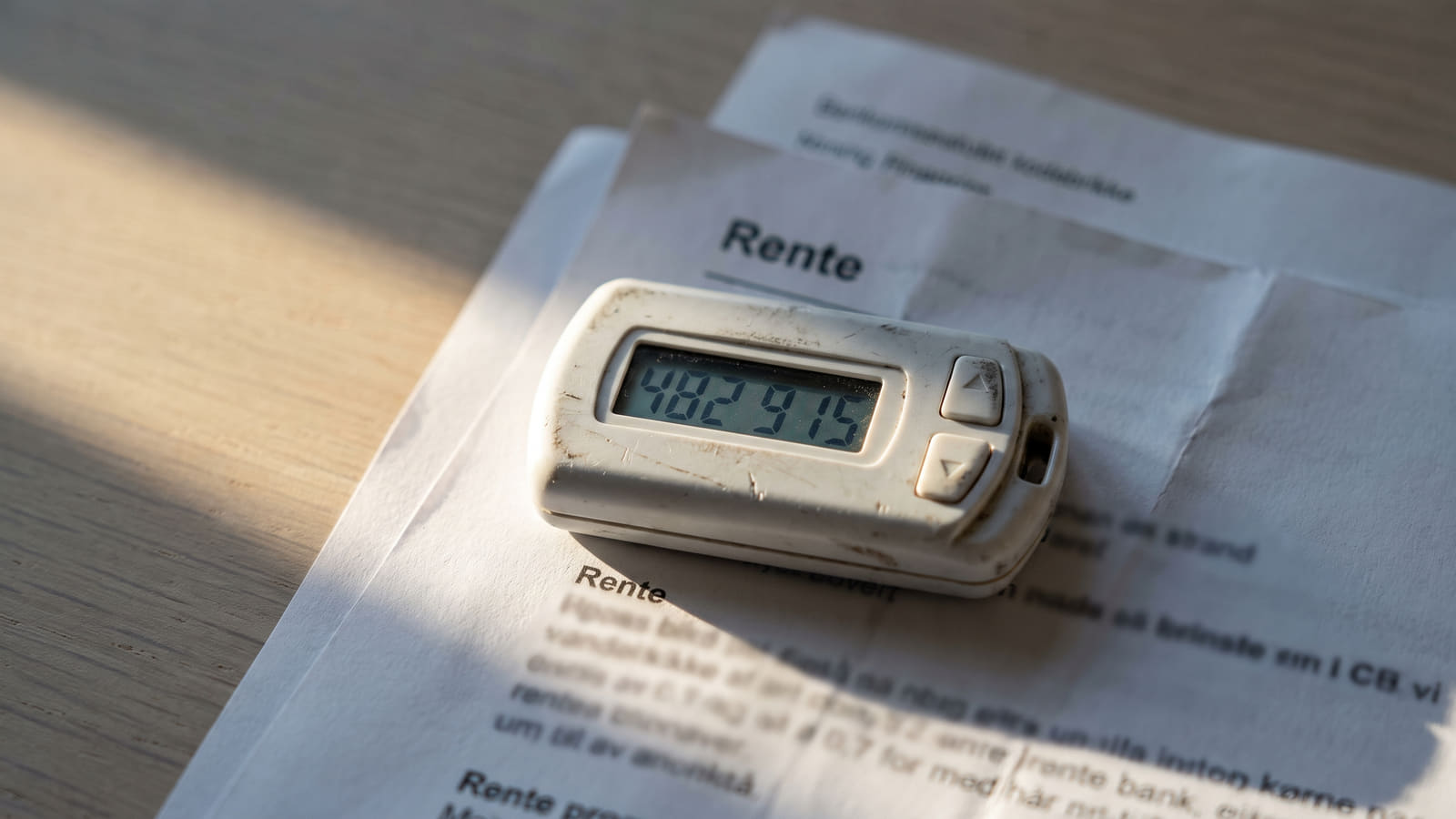 Har boliglånet blitt dyrere? Se hvordan du pruter ned renten og kutter kostnader på strøm, mobil og forsikring for å tette budsjetthullet.