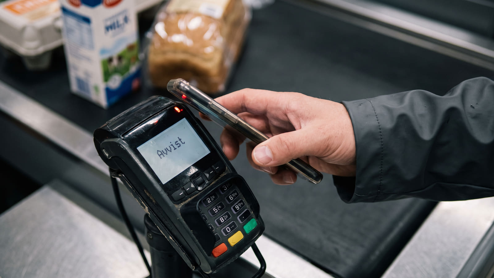 Kan du tæppe med Vipps i butikken? Se hvilke banker som støtter kontaktløs betaling med mobilen, og lær hvordan du enkelt bytter til en mer moderne bank.