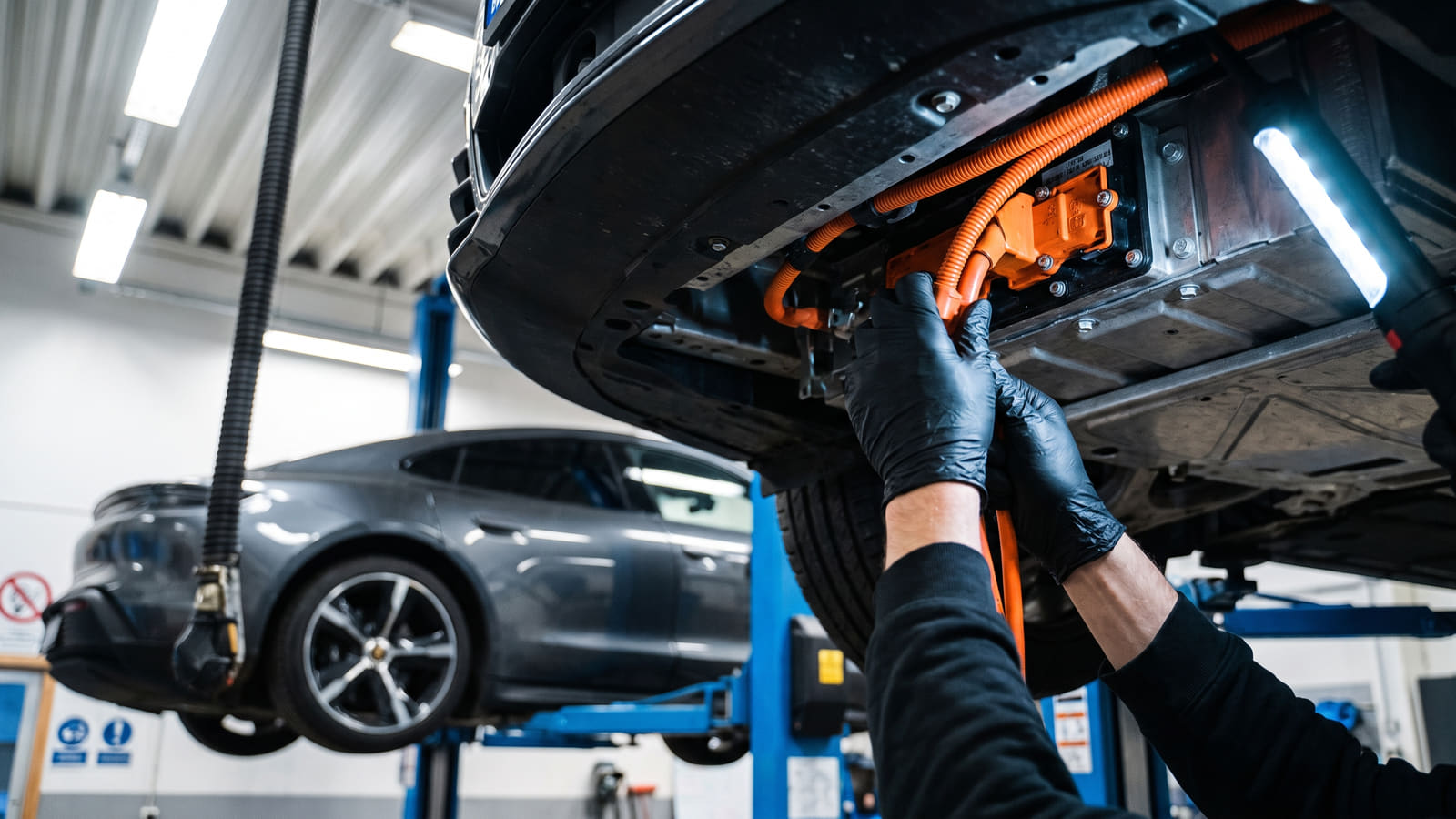 Få uforpliktende pristilbud på bilforsikring til Porsche Taycan fra flere forsikringsselskaper på Bytt.no, slik at du enkelt kan sammenligne prisen