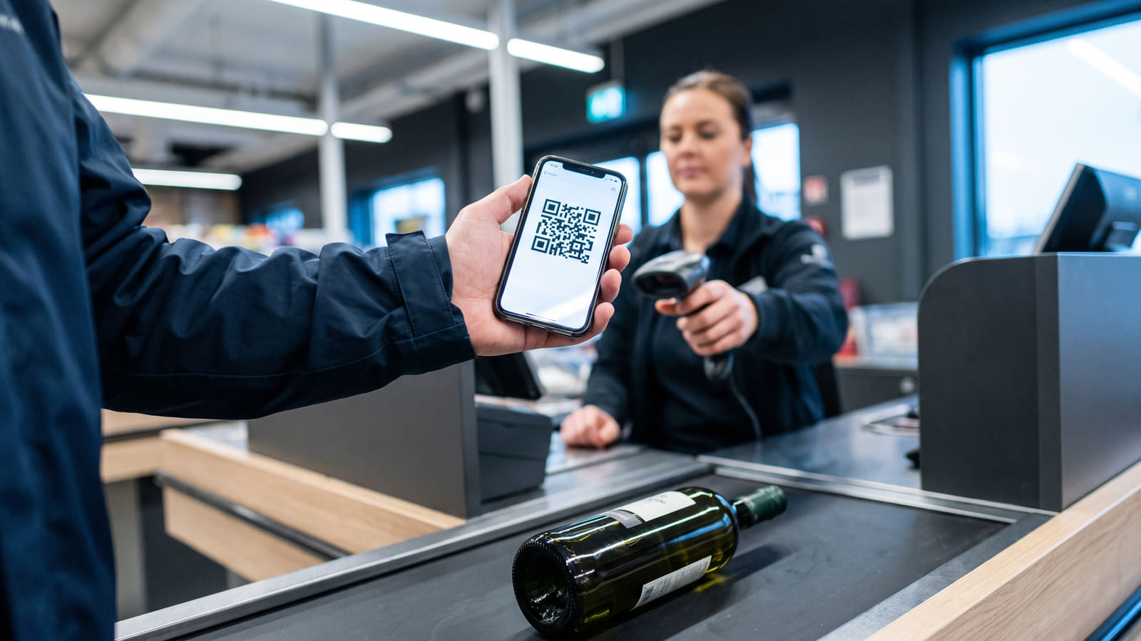 Mens BankID-appen nå aksepteres på Vinmonopolet og i flere dagligvarebutikker, opplever mange fortsatt å bli avvist i kassa med digitalt førerkort.