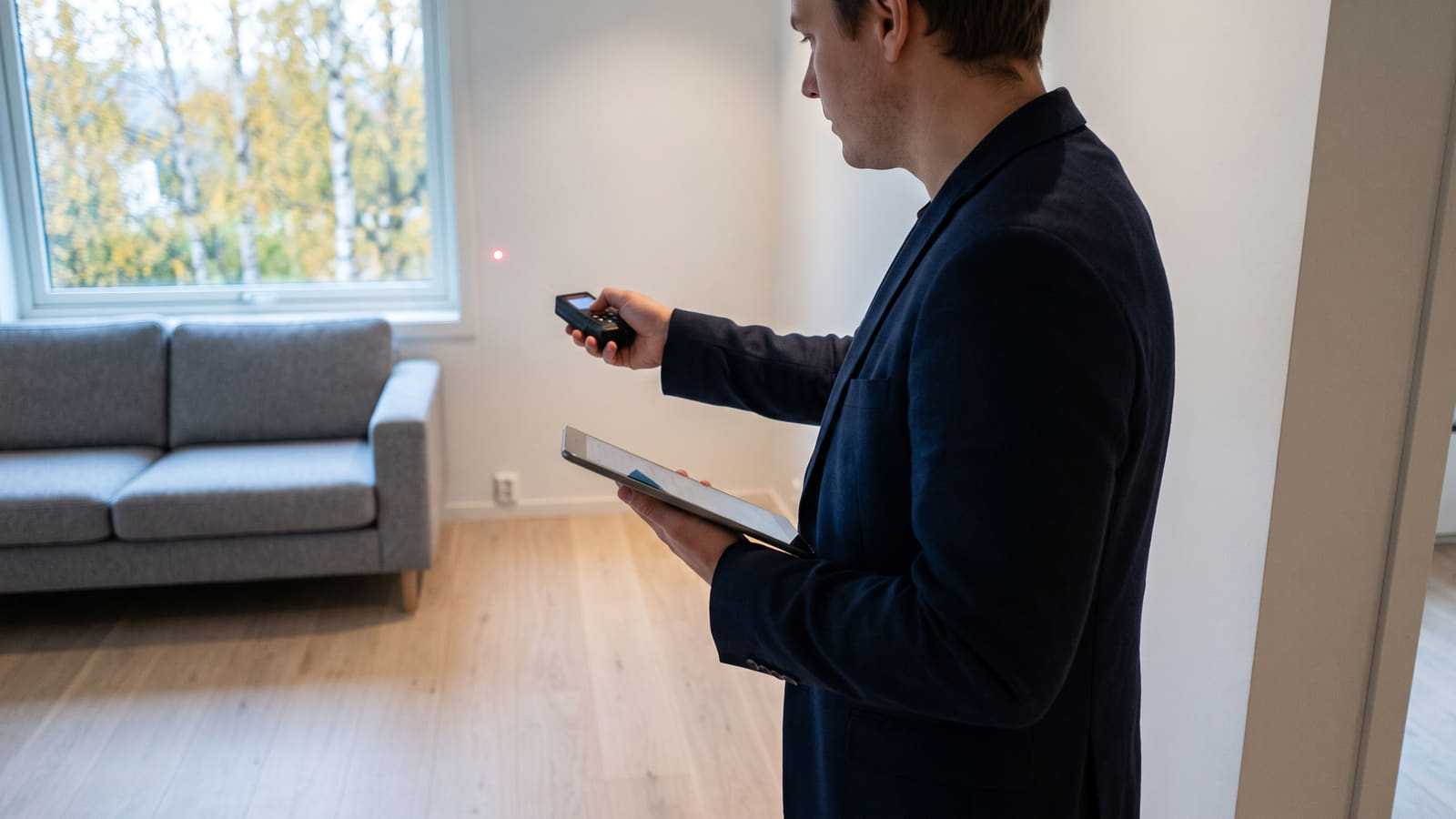 Lær hvordan du beregner kostnaden ved rentehopp, forhandler lavere rente, vurderer fastrente og kutter utgiftene på boliglånet. Les guiden på Bytt.no.