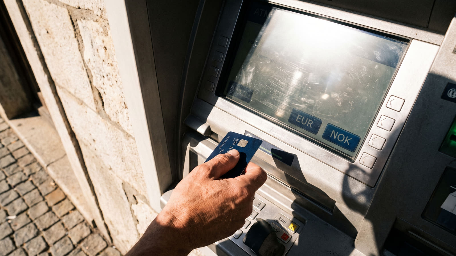 Mange nordmenn går i valutafellen når de tar ut penger i utlandet. Velger du norske kroner på minibanken, kan ferien fort bli mye dyrere enn planlagt.