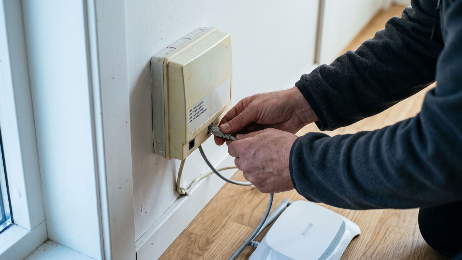 Når du bytter bredbånd på et åpent fibernett, skal den faste fiberboksen på veggen henge i fred. Du trenger kun å koble til den nye ruteren med en standard nettverkskabel.