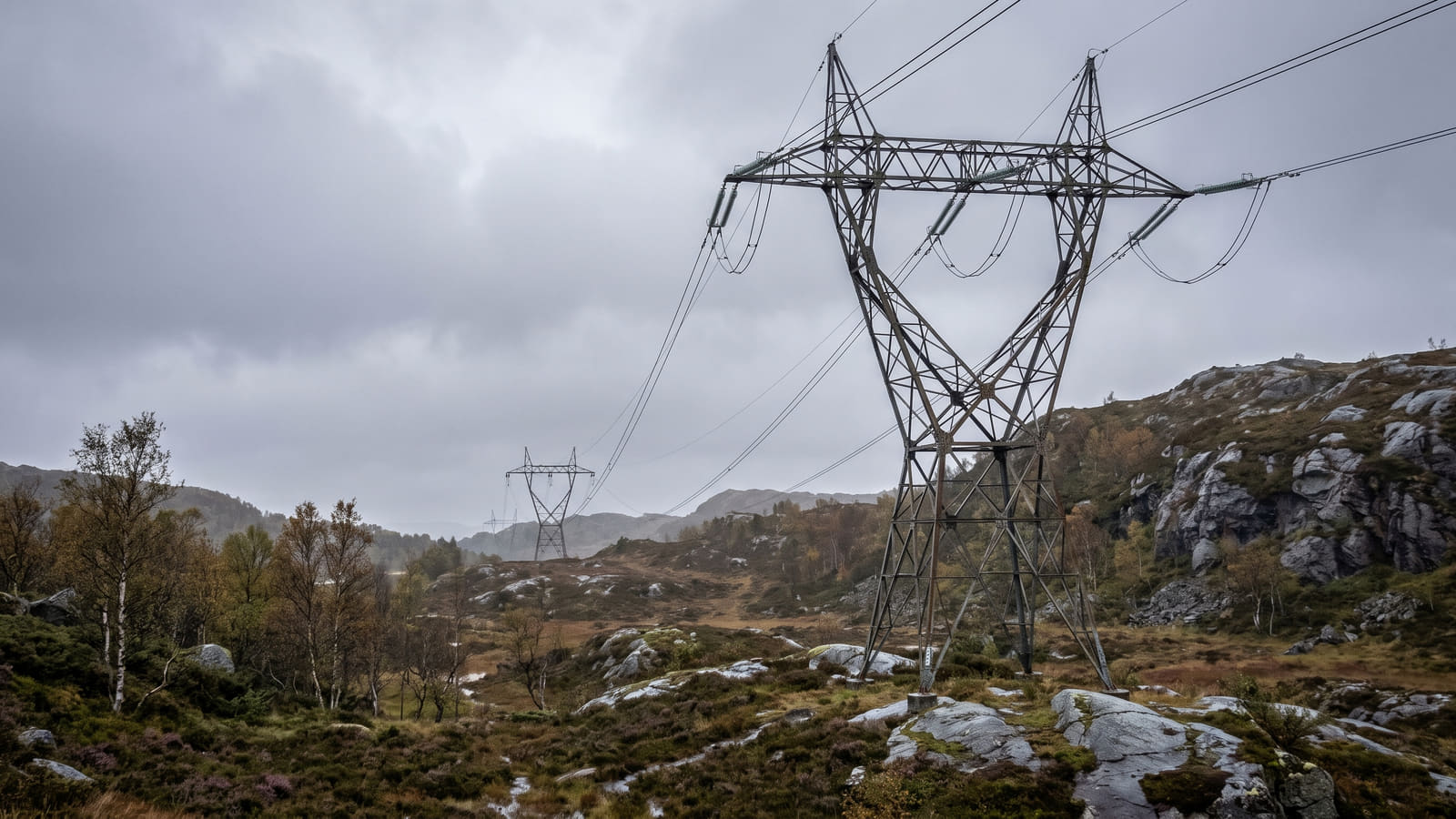 Midt-Norge har kraftunderskudd og svingende strømpriser. Les ekspertenes råd om Norgespris, fastpris og spotpris, og hvordan du unngår dyre strømfeller.