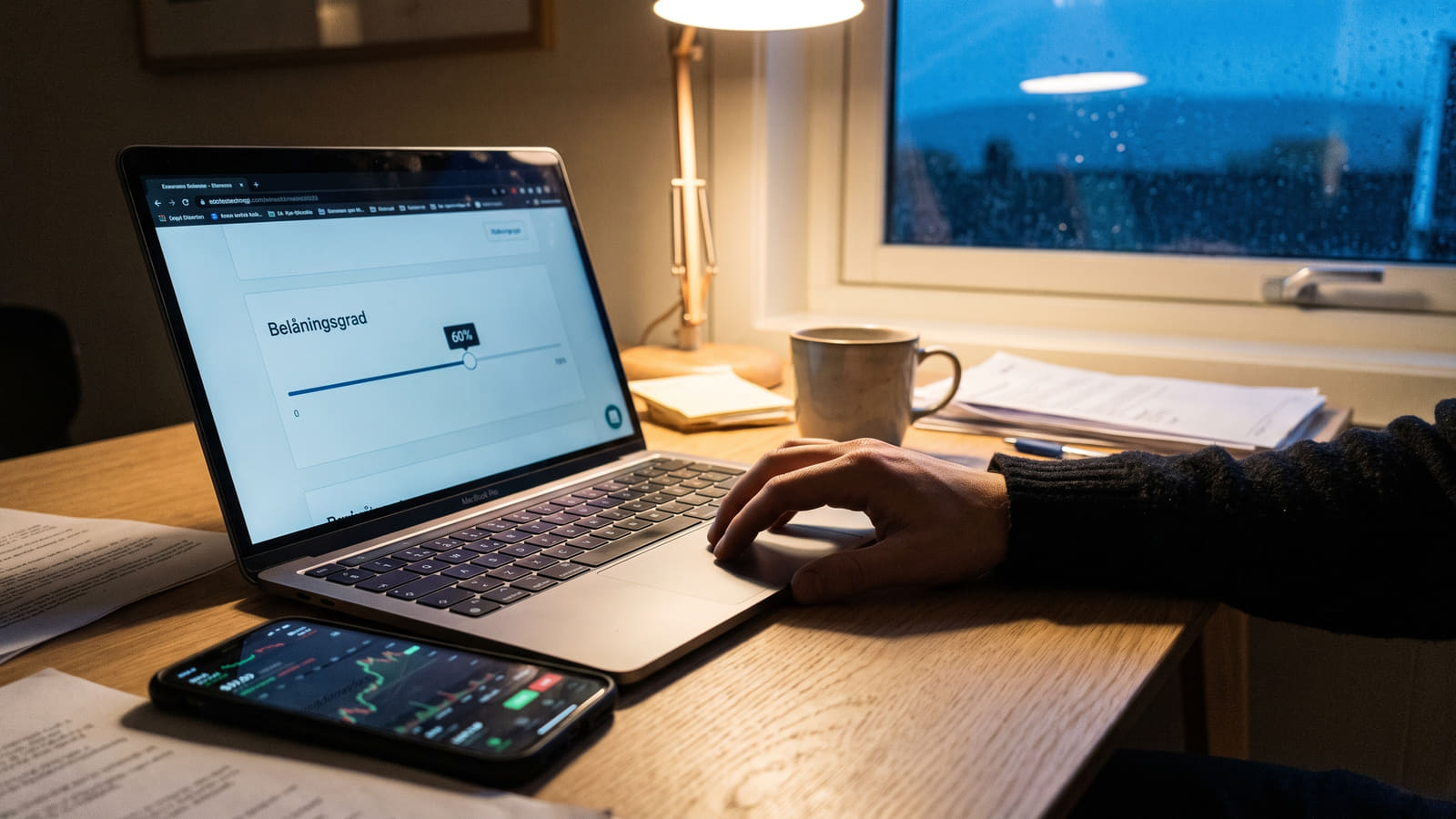 Vurderer du å refinansiere boliglånet for å kjøpe aksjefond? Les om kravene til rammelån, rentefeller og hvordan du sikrer den beste renten her.
