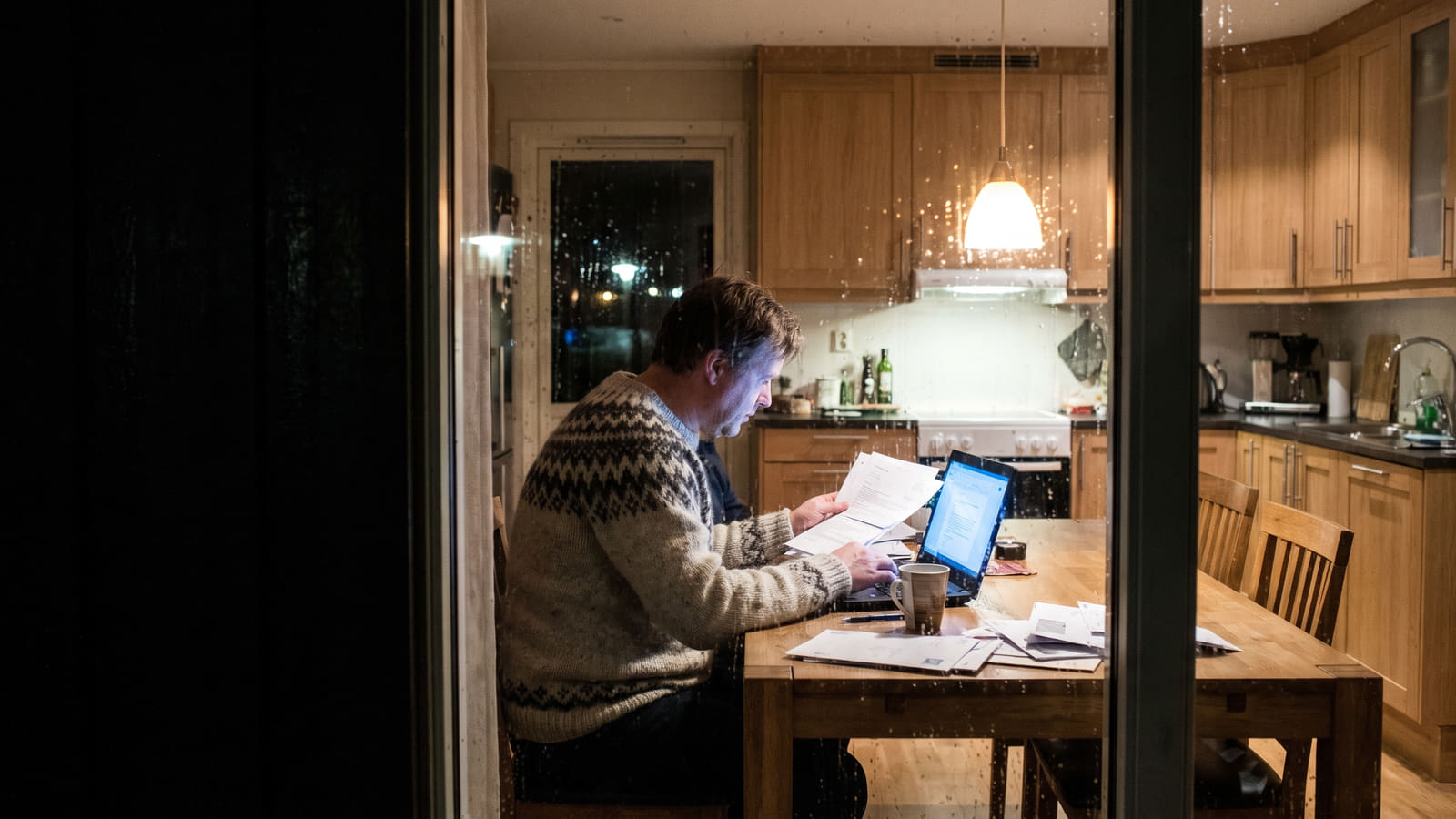 Se hva som kreves for å få bankens beste boliglånsrente. Lær om kredittscore, gjeldsgrad og hvordan du kan forhandle deg til en lavere rente i dag.