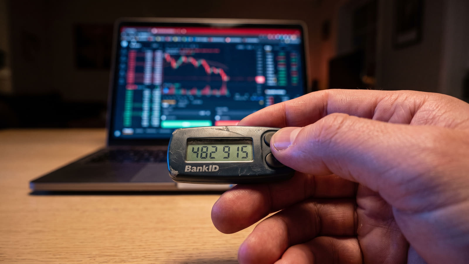 Betaler du for mye kurtasje? Se hvordan skjulte gebyrer spiser opp avkastningen, hva Finanstilsynet kritiserer, og finn rimeligere alternativer for sparingen din.
