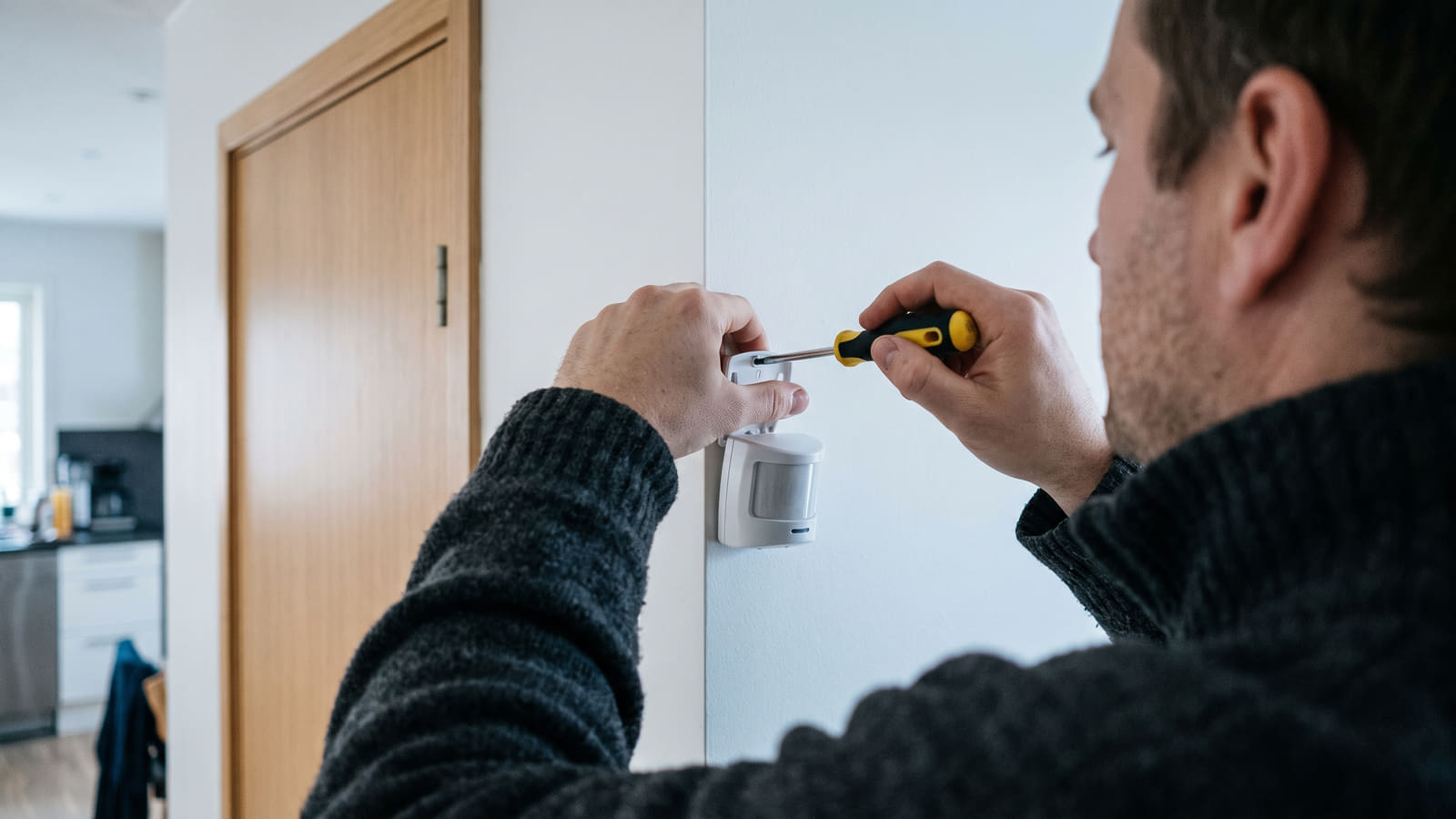 Sitter du fast i en dyr alarmavtale? Vi avslører kostnadene ved å bytte og hva du må vite om boligalarm uten bindingstid. Les guiden og finn beste pris.