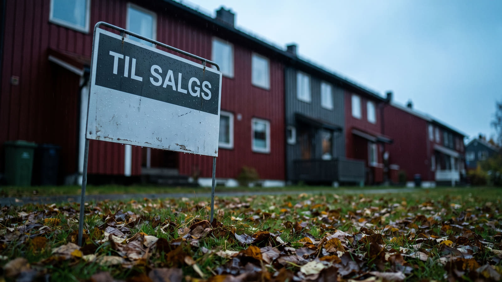Lær hvordan du avslører meglerens lokalkunnskap, unngår overvurdert e-takst, forstår provisjon vs. fastpris og kjenner rettighetene dine ved meglerbytte.