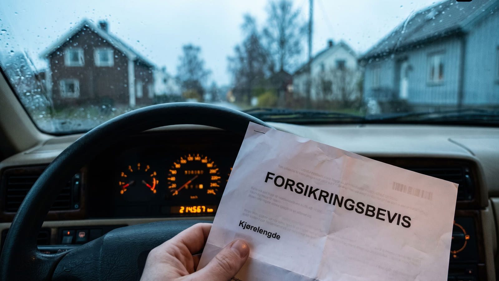 Har prisen på forsikringen økt? Lær hvordan du unngår lojalitetsstraffen, trimmer unødvendige dekninger og forhandler frem en lavere pris hos selskapene.