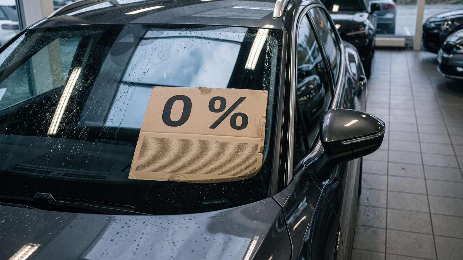 Er 0 % rente på billån egentlig gratis? Lær om skjulte gebyrer, tapt kontantrabatt og rentesjokk etter 3 år, og se hvordan du finner det billigste lånet.