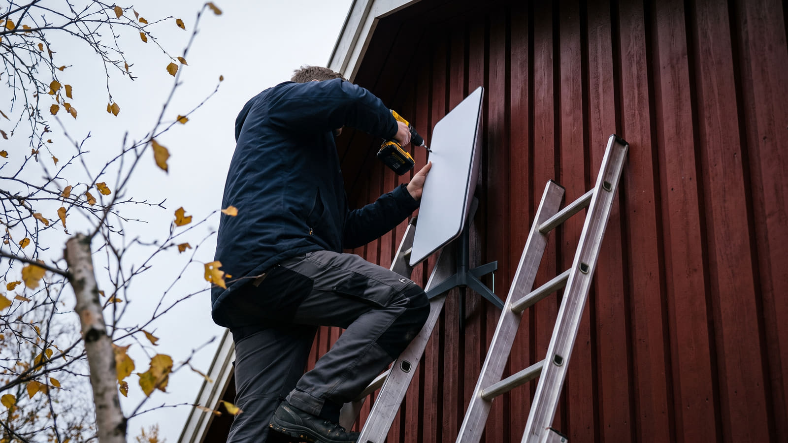 Betaler du for mye for fiber? Se hvordan trådløst bredbånd og satellitt kan kutte internettregningen din uten at det går ut over stabiliteten.