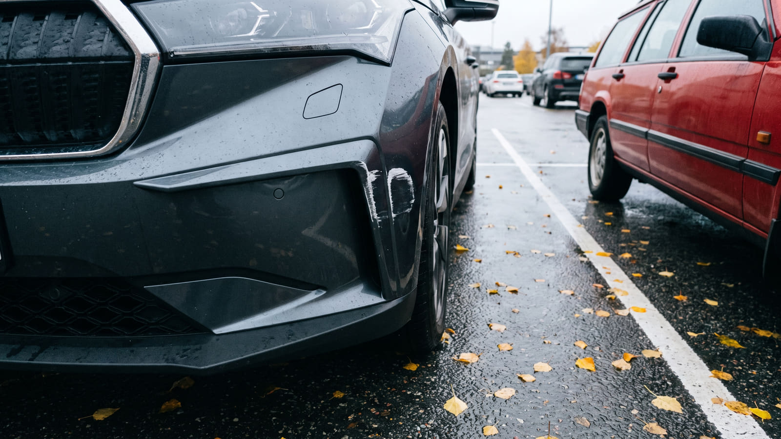 Trange parkeringsplasser og manglende overvåkning gjør at små riper på moderne elbiler raskt kan koste titusenvis av kroner på grunn av dyre sensorer.
