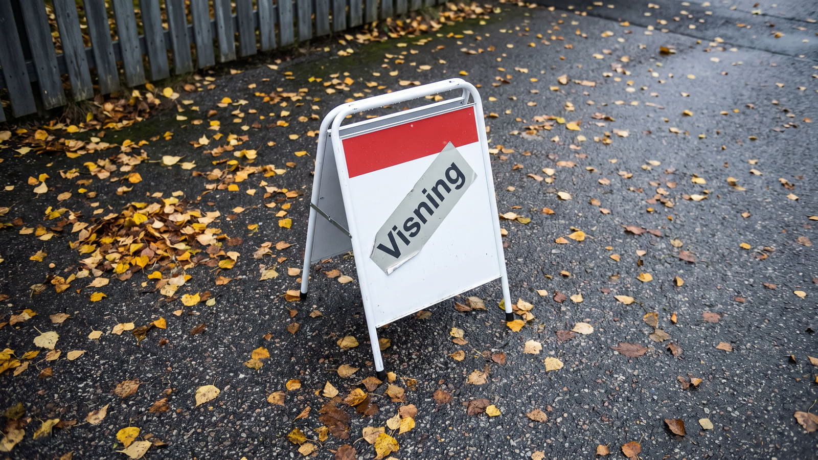Sitter du med usolgt bolig og doble lån? Les hvordan du kan si opp megleren uten ulovlige gebyrer, og hvilke grep som kutter de løpende kostnadene.