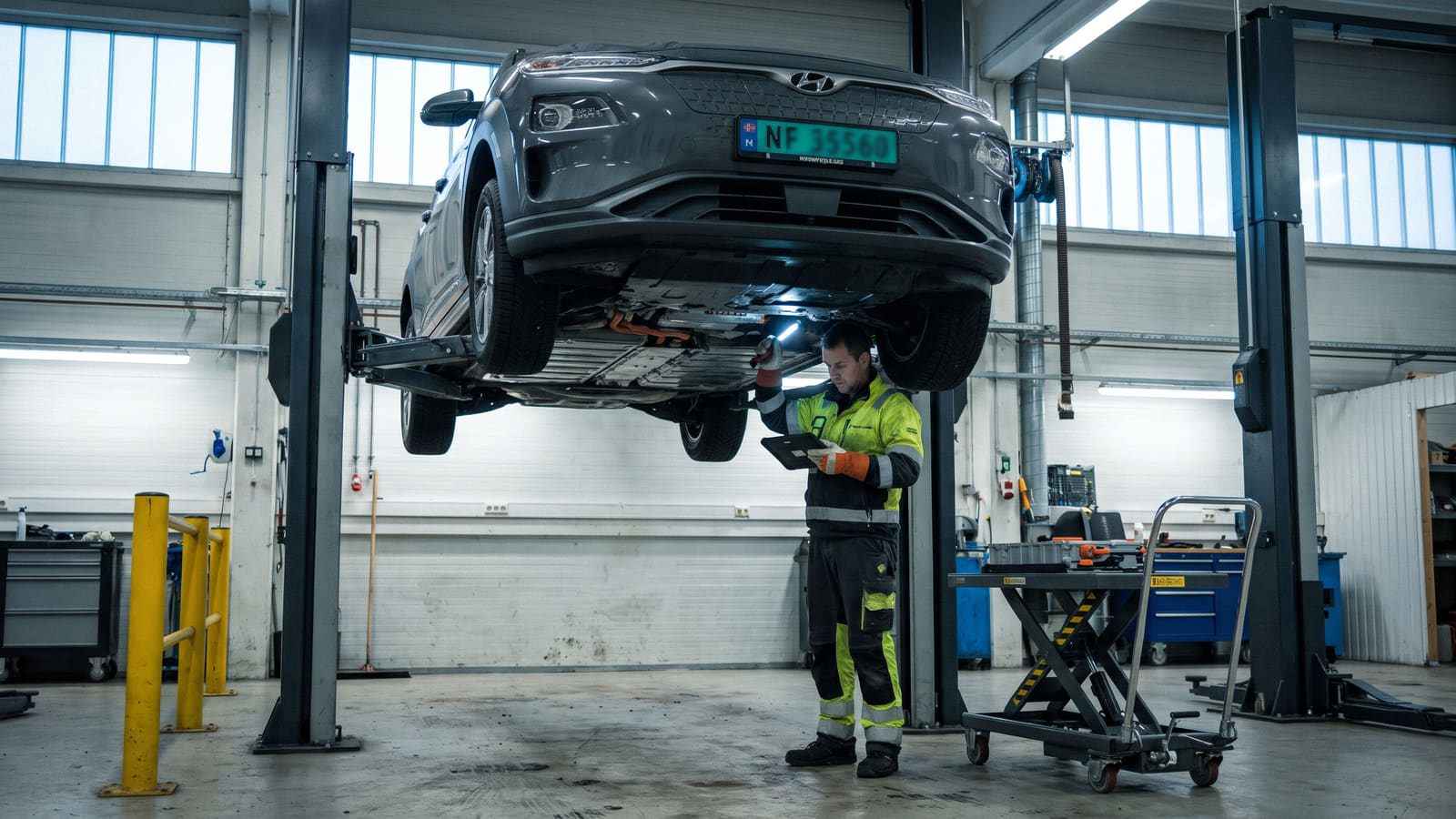 Betaler du for mye for elbilforsikring? Se hva kasko og garantien dekker på batteriet, unngå dyr dobbeldekning og lær hvordan du kutter forsikringsprisen.
